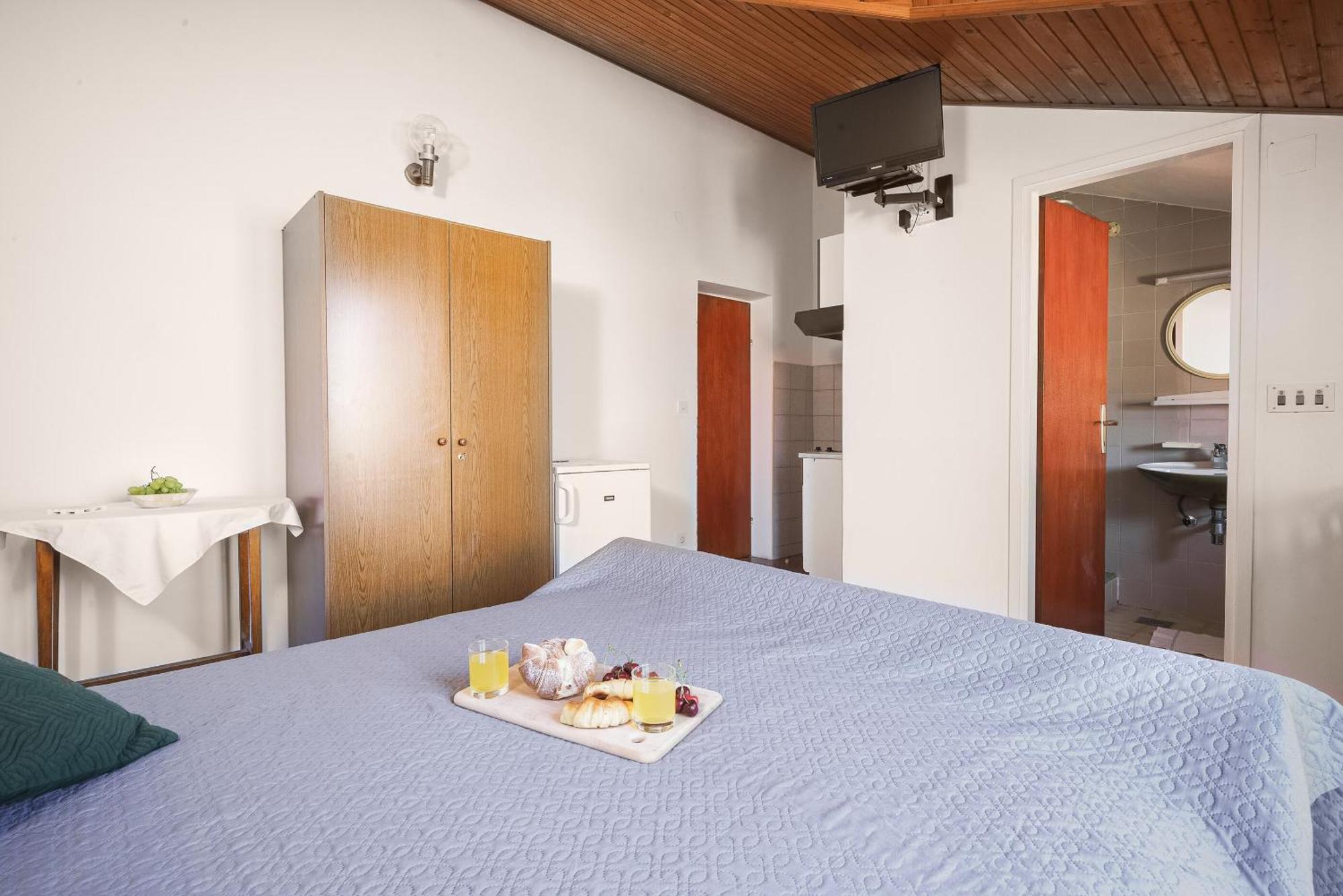 Apartment And Rooms Mrkovic Vodice Exterior photo